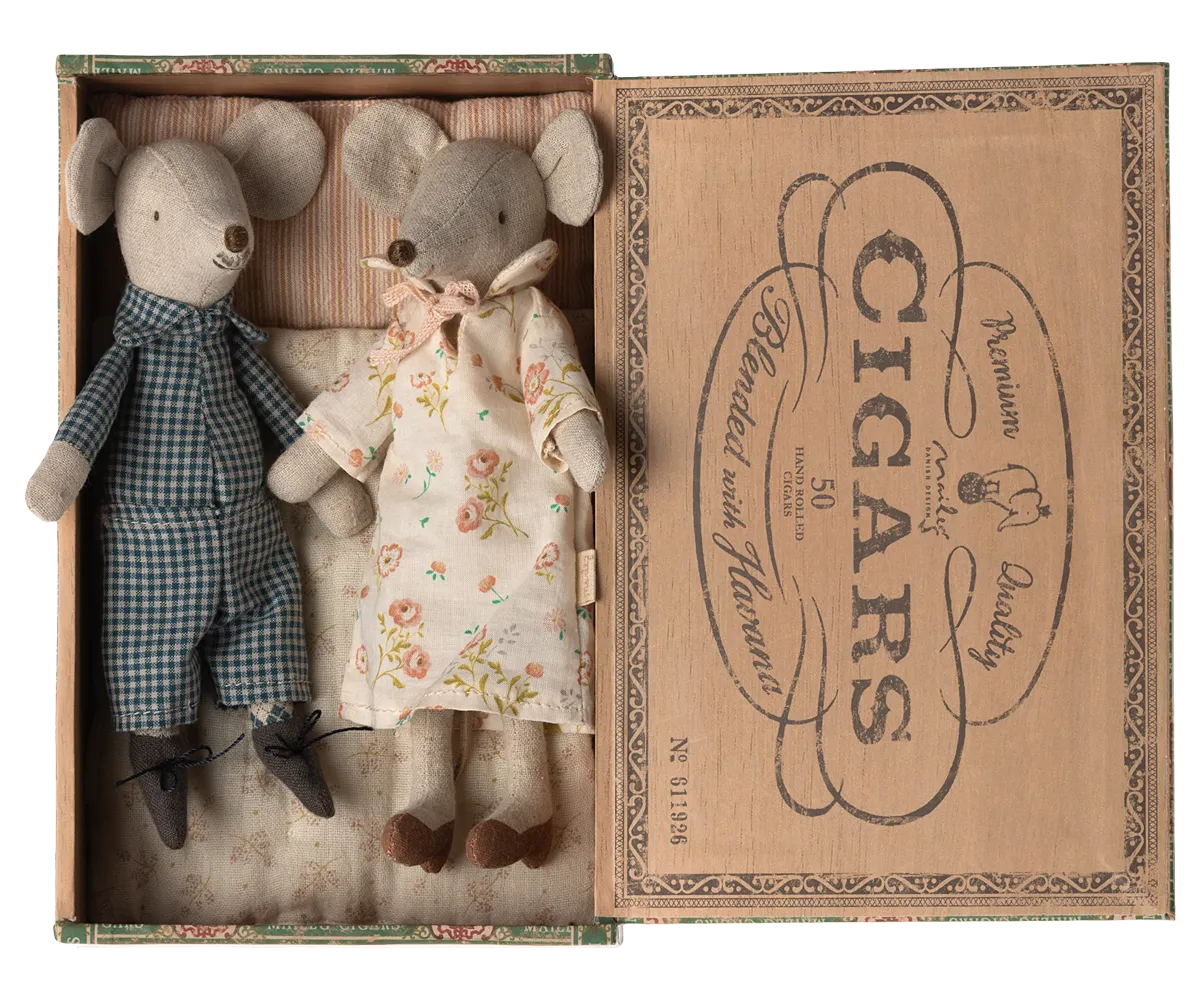 Grandma & Grandpa Mice in Cigarbox