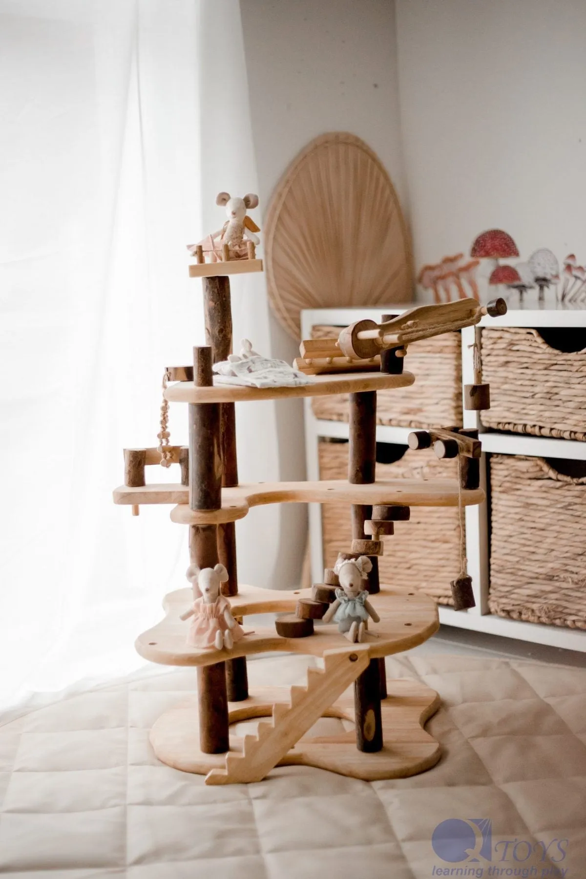 QToys Australia (USA) Three level tree house play set